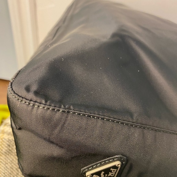 Prada shoulder bag - black and with metal handle -classy style - Picture 12 of 17